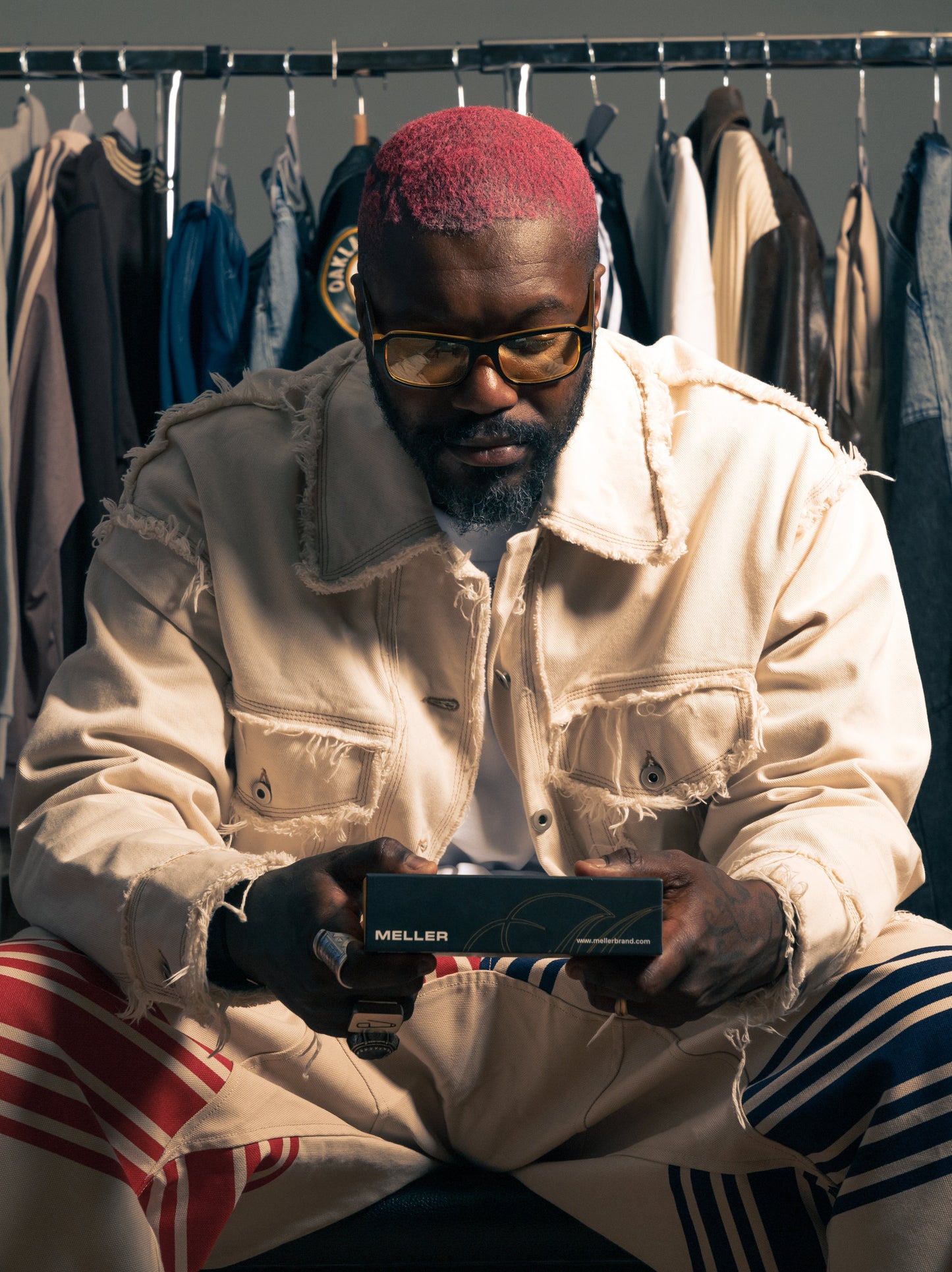 DJIBRIL CISSÉ PORTE UNE "AMBER" NOTRE LUNETTE BICOULEUR JAUNE ET NOIRE